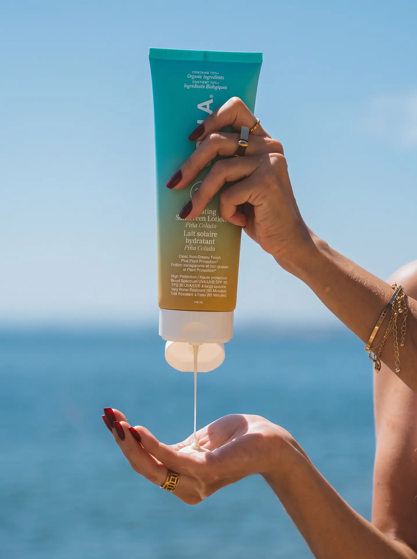 Zonnebrandlotion aan zee, gemaakt met AI